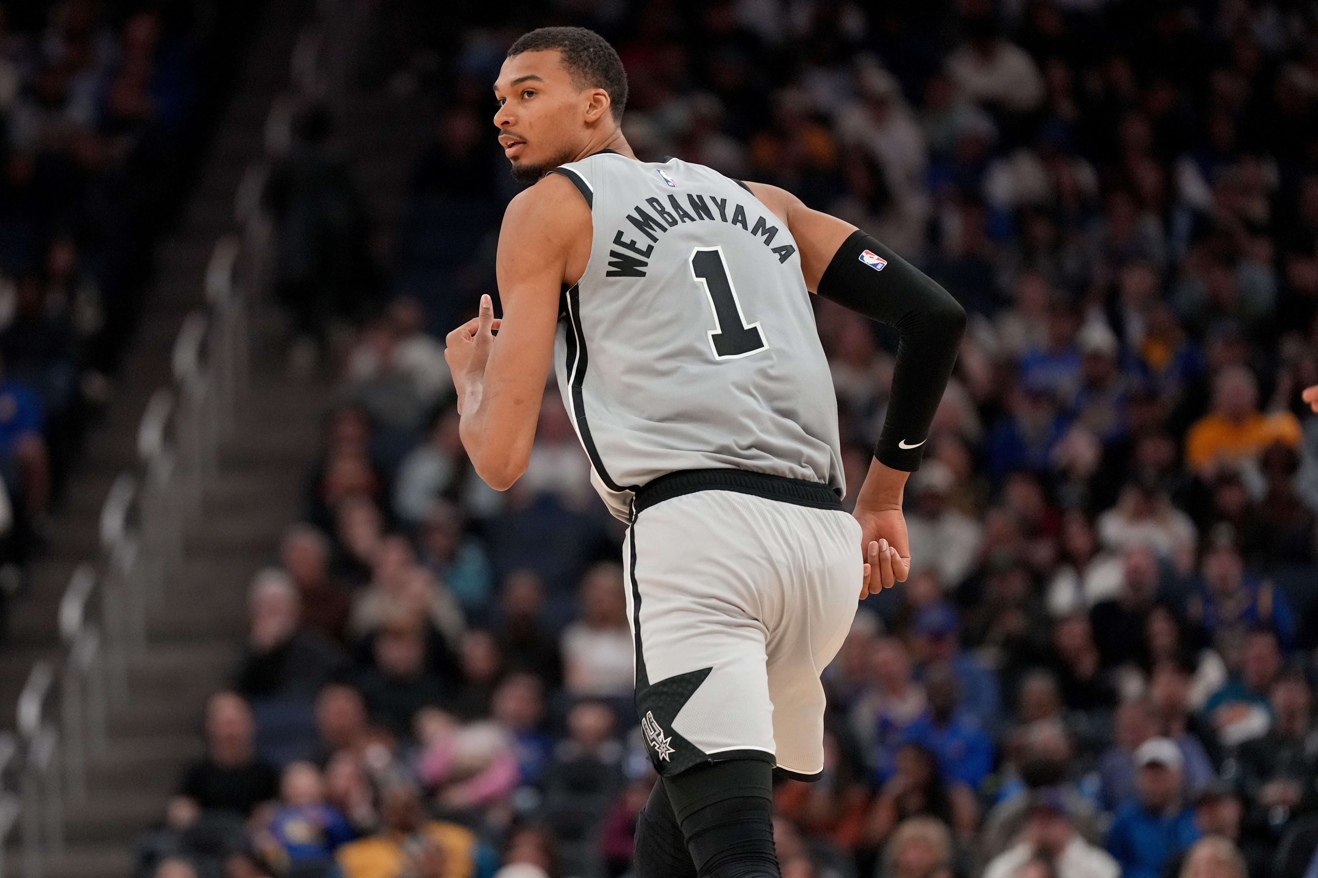 世界杯官方直播软件官网下载-未来是你的！文班常规赛攻防高效场均25分11.5板3.1帽 荣膺盖帽王